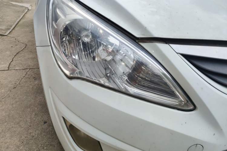Used Hyundai Verna (older generation) 2010 Sedan 1.4L Manual Standard GL Model Right Front Headlight