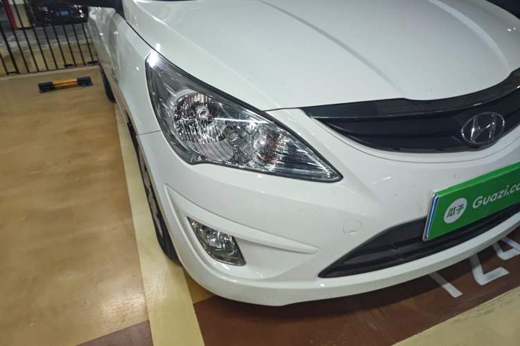 Used Hyundai Verna (older generation) 2010 Sedan 1.4L Manual Comfort GS Right Front Headlight
