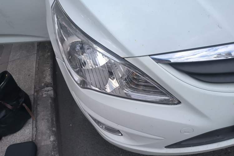 Used Hyundai Verna (older generation) 2010 Sedan 1.4L Manual Comfort GS Right Front Headlight