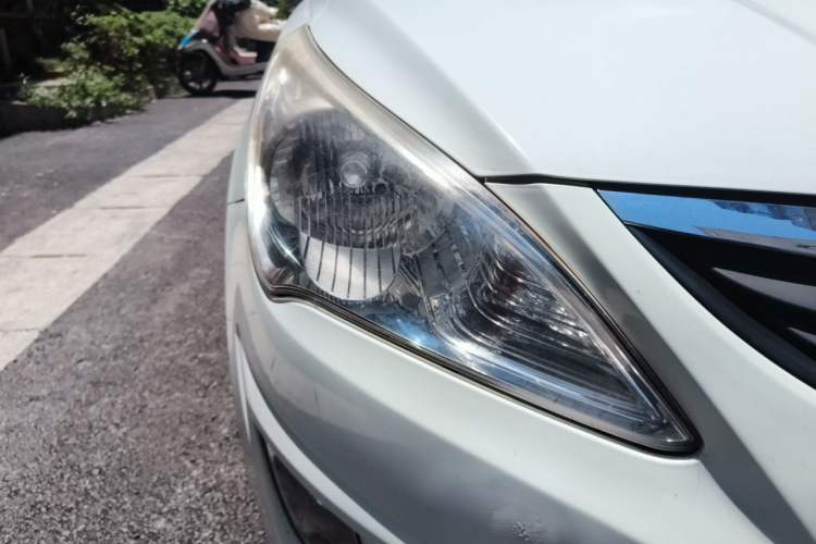 Used Hyundai Verna (older generation) 2010 Sedan 1.4L Automatic Comfort Model GS Right Front Headlight