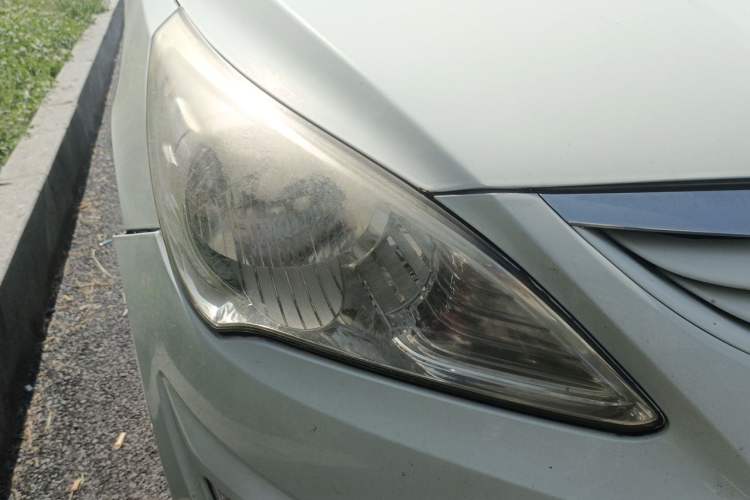 Used Hyundai Verna (older generation) 2010 Sedan 1.4L Automatic Comfort Model GS Right Front Headlight