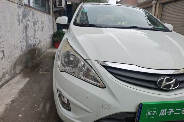 Used Hyundai Verna (older generation) 2010 Sedan 1.4L Manual Comfort GS Right Front Headlight