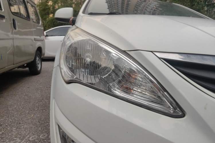 Used Hyundai Verna (older generation) 2010 Sedan 1.4L Manual Comfort GS Right Front Headlight