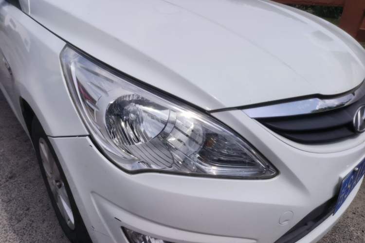 Used Hyundai Verna (older generation) 2010 Sedan 1.4L Manual Comfort GS Right Front Headlight