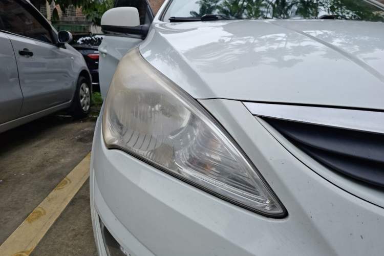Used Hyundai Verna (older generation) 2010 Sedan 1.4L Manual Comfort GS Right Front Headlight
