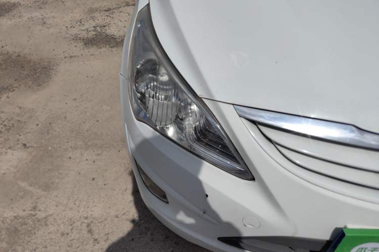 Used Hyundai Verna (older generation) 2010 Sedan 1.4L Automatic Luxury GLS Trim Right Front Headlight