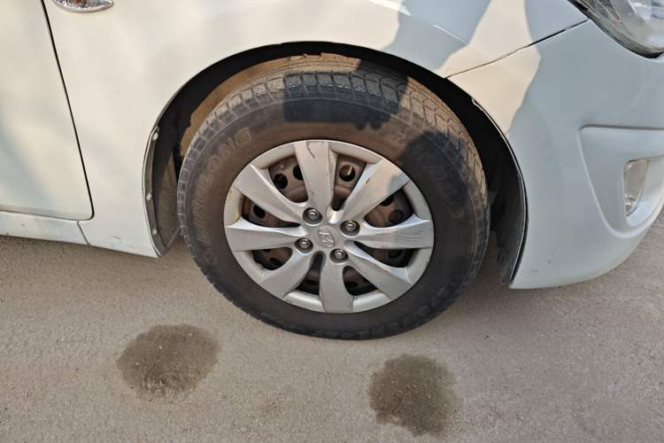 Used Hyundai Verna (older generation) 2010 Sedan 1.4L Automatic Comfort Model GS Right Front Wheel Hub