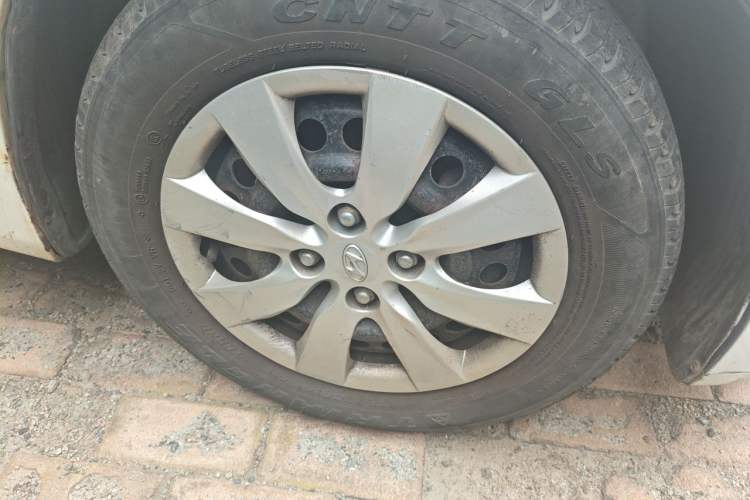 Used Hyundai Verna (older generation) 2010 Sedan 1.4L Manual Comfort GS Right Front Wheel Hub