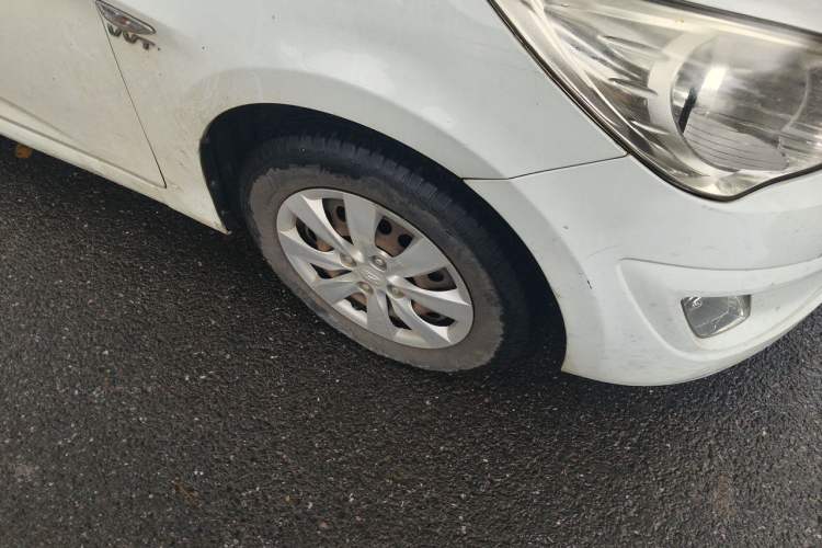 Used Hyundai Verna (older generation) 2010 Sedan 1.4L Manual Comfort GS Right Front Wheel Hub