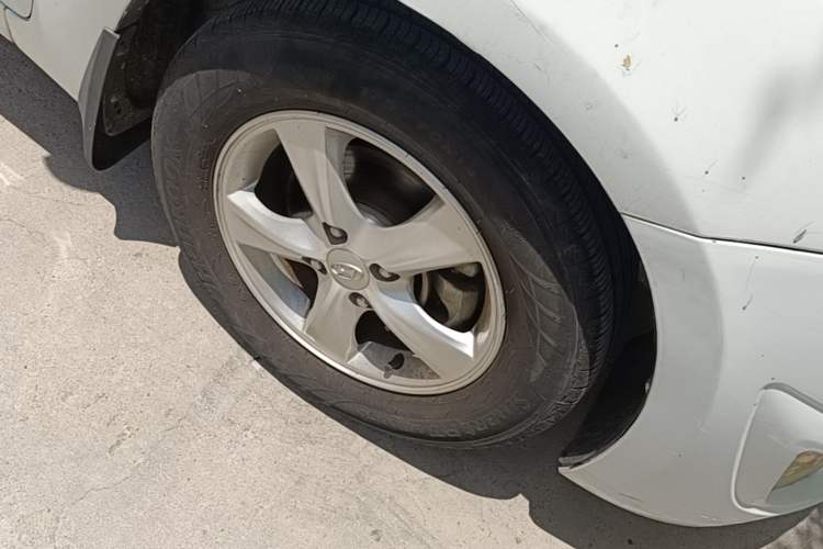 Used Hyundai Verna (older generation) 2010 Sedan 1.4L Automatic Fashionable GT Model Right Front Wheel Hub