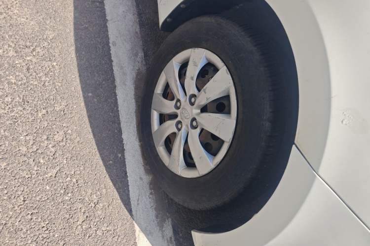 Used Hyundai Verna (older generation) 2010 Sedan 1.4L Manual Comfort GS Right Front Wheel Hub