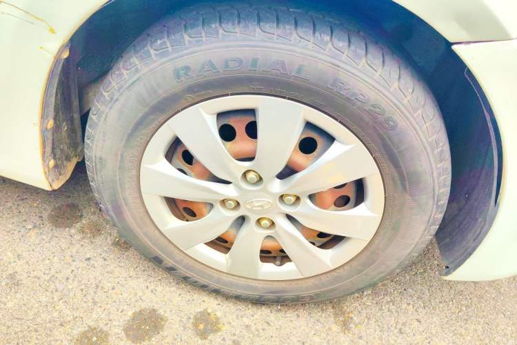 Used Hyundai Verna (older generation) 2010 Sedan 1.4L Automatic Comfort Model GS Right Front Wheel Hub