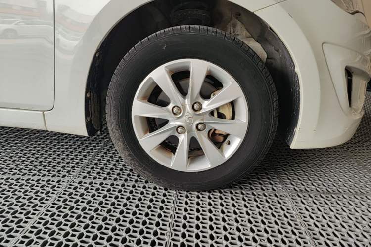 Used Hyundai Verna (older generation) 2010 Sedan 1.4L Manual Comfort GS Right Front Wheel Hub