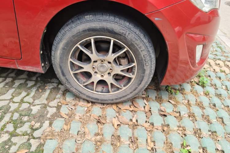 Used Hyundai Verna (older generation) 2010 Sedan 1.4L Manual Comfort GS Right Front Wheel Hub
