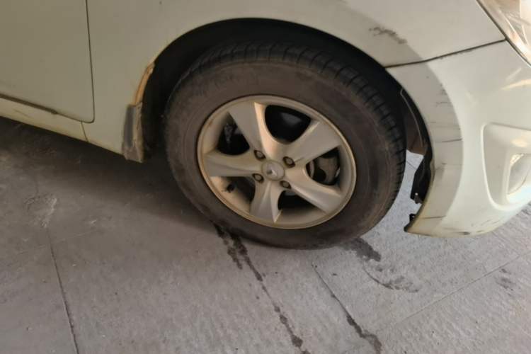 Used Hyundai Verna (older generation) 2010 Sedan 1.4L Automatic Fashionable GT Model Right Front Wheel Hub