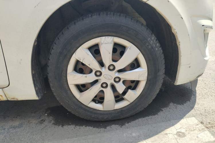 Used Hyundai Verna (older generation) 2010 Sedan 1.4L Automatic Comfort Model GS Right Front Wheel Hub