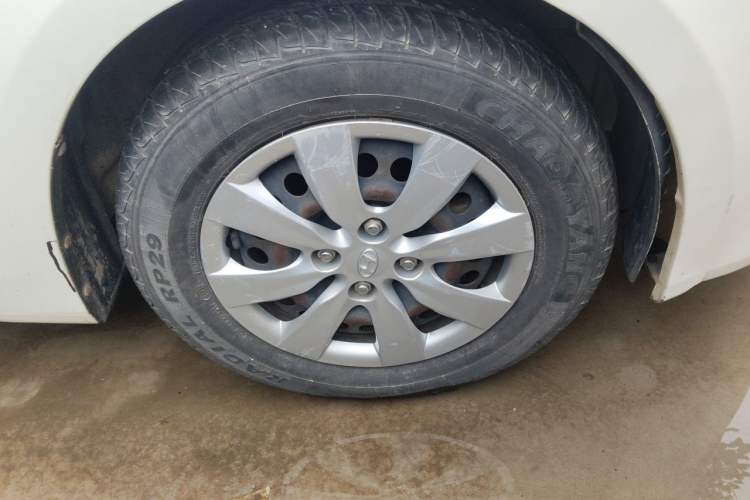 Used Hyundai Verna (older generation) 2010 Sedan 1.4L Automatic Comfort Model GS Right Front Wheel Hub