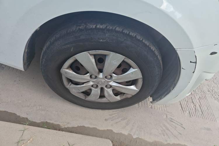 Used Hyundai Verna (older generation) 2010 Sedan 1.4L Manual BLUE Model Right Front Wheel Hub