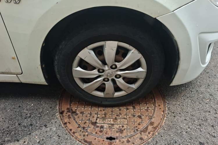 Used Hyundai Verna (older generation) 2010 Sedan 1.4L Manual Standard GL Model Right Front Wheel Hub