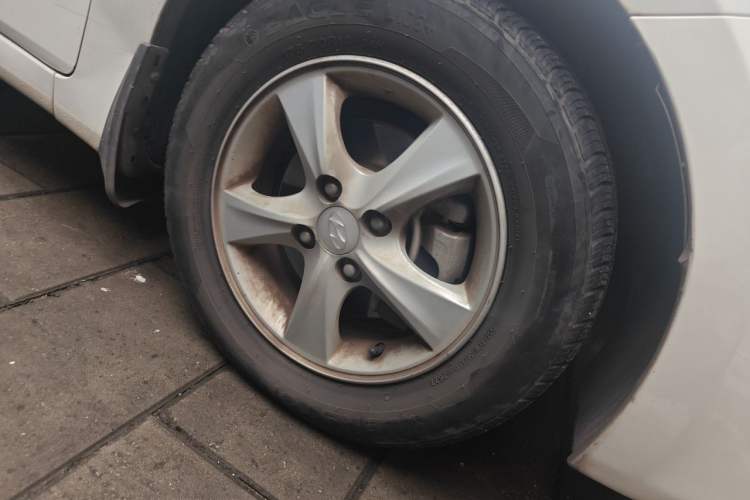 Used Hyundai Verna (older generation) 2010 Sedan 1.4L Automatic Fashionable GT Model Right Front Wheel Hub