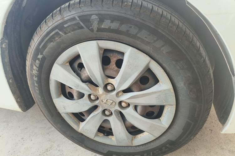 Used Hyundai Verna (older generation) 2010 Sedan 1.4L Automatic Comfort Model GS Right Front Wheel Hub