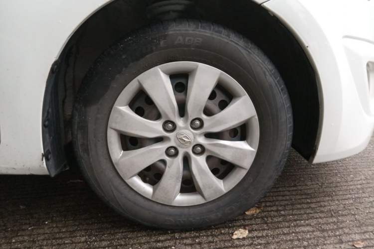 Used Hyundai Verna (older generation) 2010 Sedan 1.4L Automatic Comfort Model GS Right Front Wheel Hub