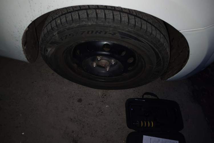 Used Hyundai Verna (older generation) 2010 Sedan 1.4L Automatic Comfort Model GS Right Front Wheel Hub
