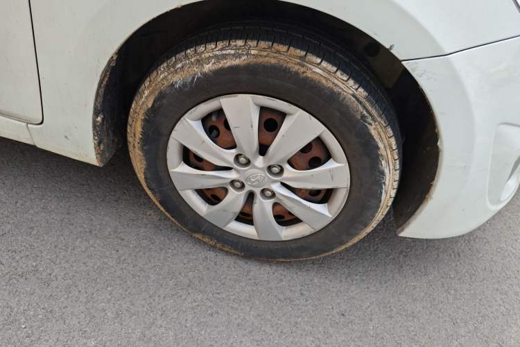 Used Hyundai Verna (older generation) 2010 Sedan 1.4L Manual Comfort GS Right Front Wheel Hub