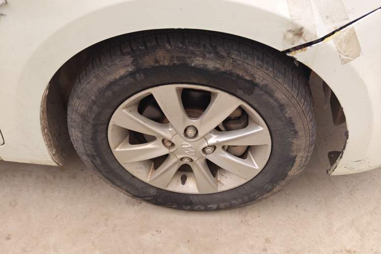 Used Hyundai Verna (older generation) 2010 Sedan 1.4L Manual Comfort GS Right Front Wheel Hub