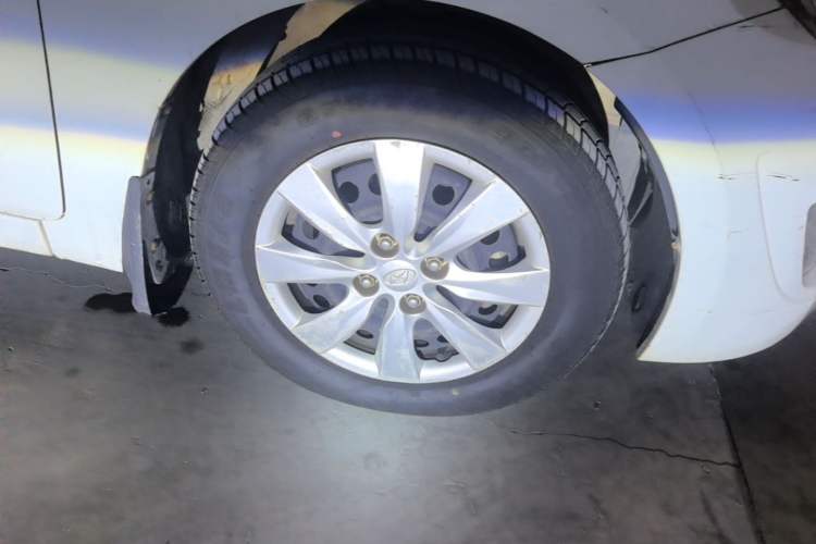 Used Hyundai Verna (older generation) 2010 Sedan 1.4L Automatic Comfort Model GS Right Front Wheel Hub