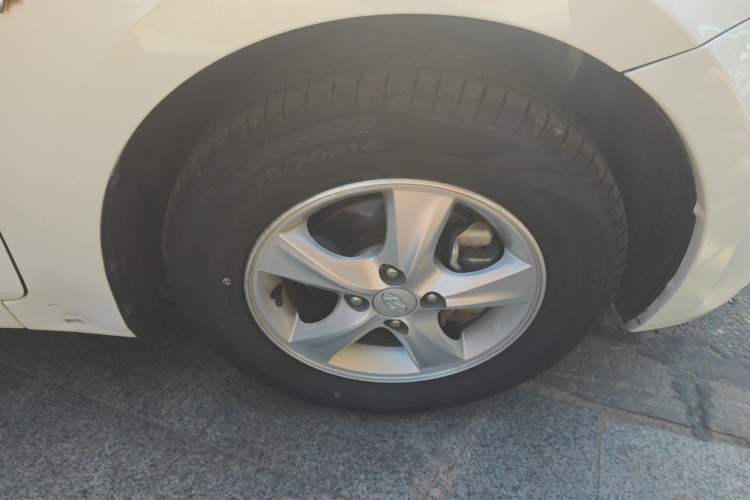 Used Hyundai Verna (older generation) 2010 Sedan 1.4L Automatic Fashionable GT Model Right Front Wheel Hub