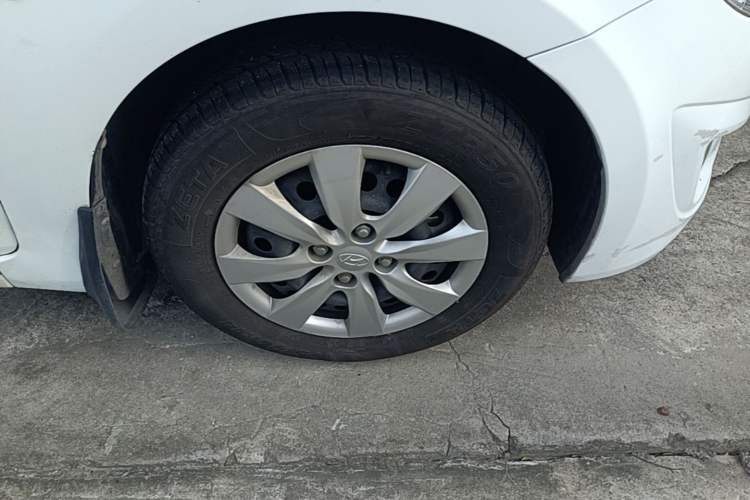 Used Hyundai Verna (older generation) 2010 Sedan 1.4L Automatic Comfort Model GS Right Front Wheel Hub