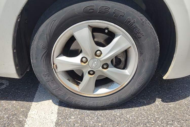 Used Hyundai Verna (older generation) 2010 Sedan 1.4L Automatic Fashionable GT Model Right Front Wheel Hub