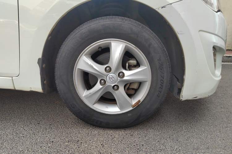 Used Hyundai Verna (older generation) 2010 Sedan 1.4L Automatic Fashionable GT Model Right Front Wheel Hub