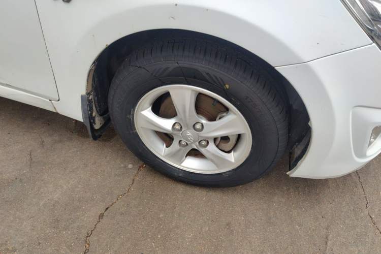 Used Hyundai Verna (older generation) 2010 Sedan 1.4L Automatic Comfort Model GS Right Front Wheel Hub
