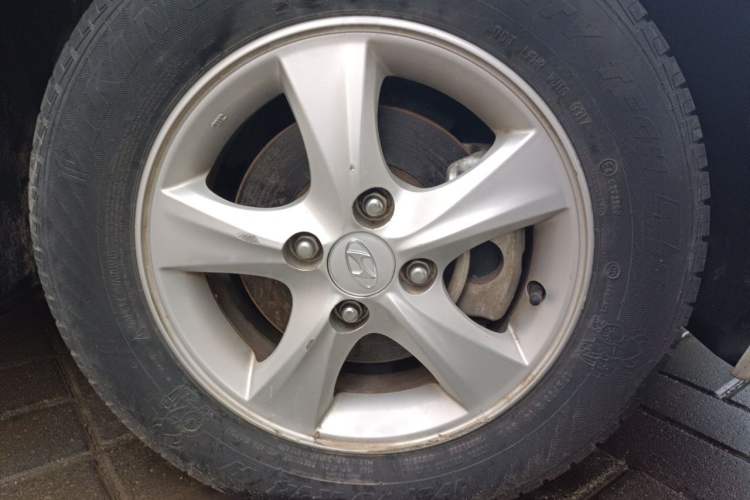 Used Hyundai Verna (older generation) 2010 Sedan 1.4L Automatic Fashionable GT Model Right Front Wheel Hub