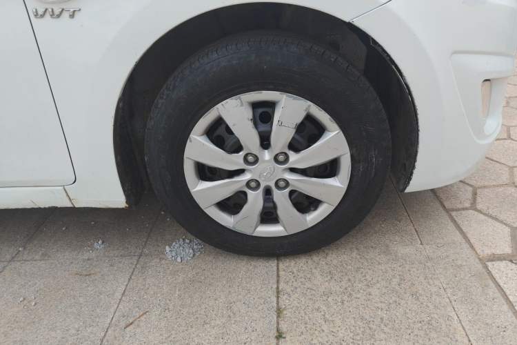 Used Hyundai Verna (older generation) 2010 Sedan 1.4L Automatic Comfort Model GS Right Front Wheel Hub