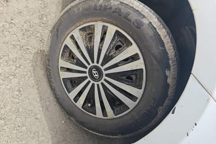 Used Hyundai Verna (older generation) 2010 Sedan 1.4L Manual Comfort GS Right Front Wheel Hub