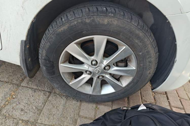 Used Hyundai Verna (older generation) 2010 Sedan 1.4L Manual Comfort GS Right Front Wheel Hub