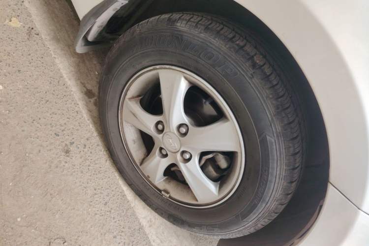 Used Hyundai Verna (older generation) 2010 Sedan 1.4L Automatic Fashionable GT Model Right Front Wheel Hub