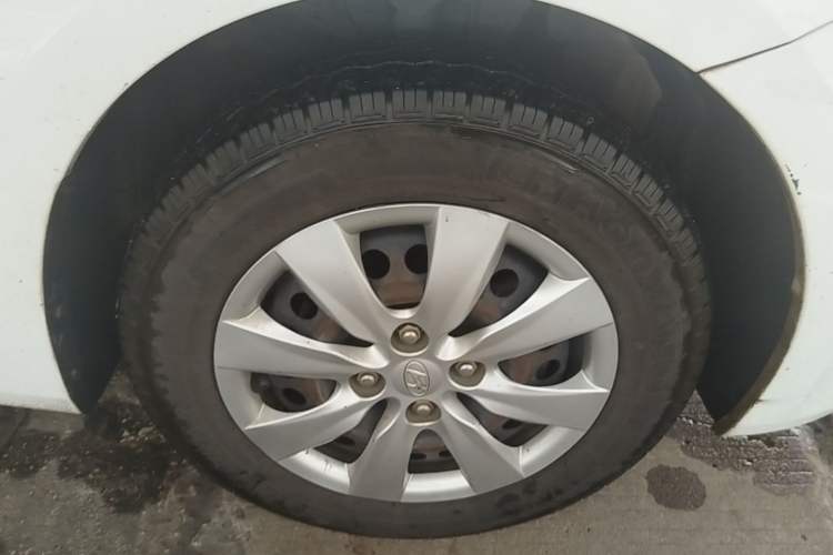 Used Hyundai Verna (older generation) 2010 Sedan 1.4L Manual Comfort GS Right Front Wheel Hub