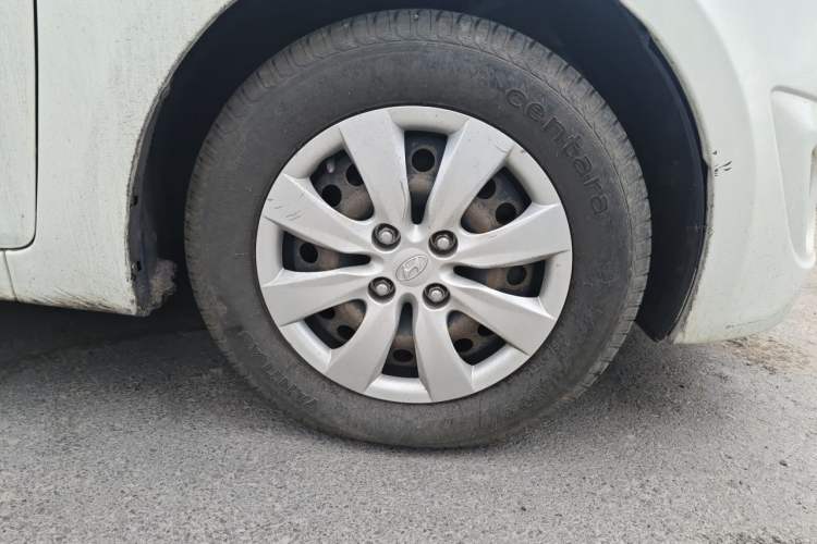 Used Hyundai Verna (older generation) 2010 Sedan 1.4L Manual Comfort GS Right Front Wheel Hub