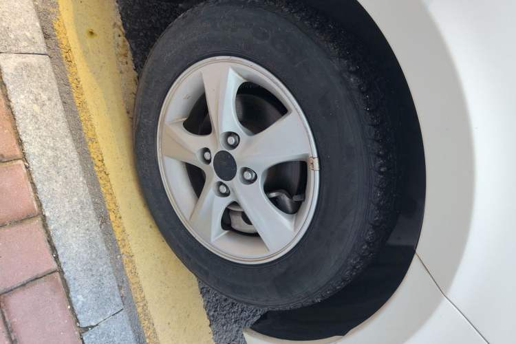 Used Hyundai Verna (older generation) 2010 Sedan 1.4L Automatic Fashionable GT Model Right Front Wheel Hub