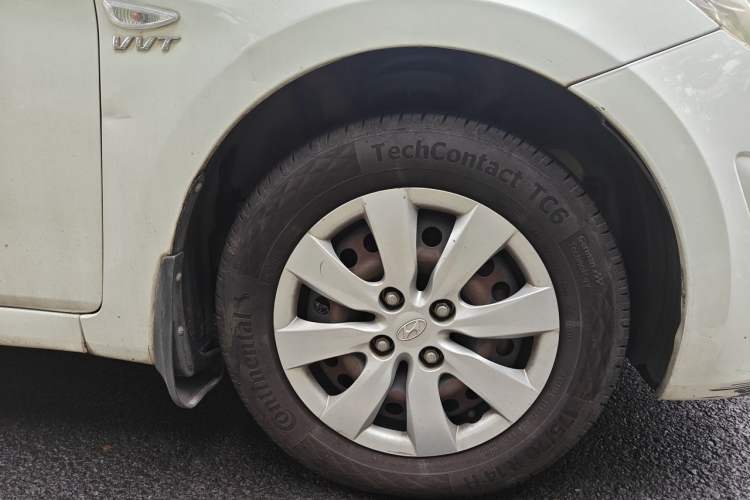 Used Hyundai Verna (older generation) 2010 Sedan 1.4L Manual Comfort GS Right Front Wheel Hub