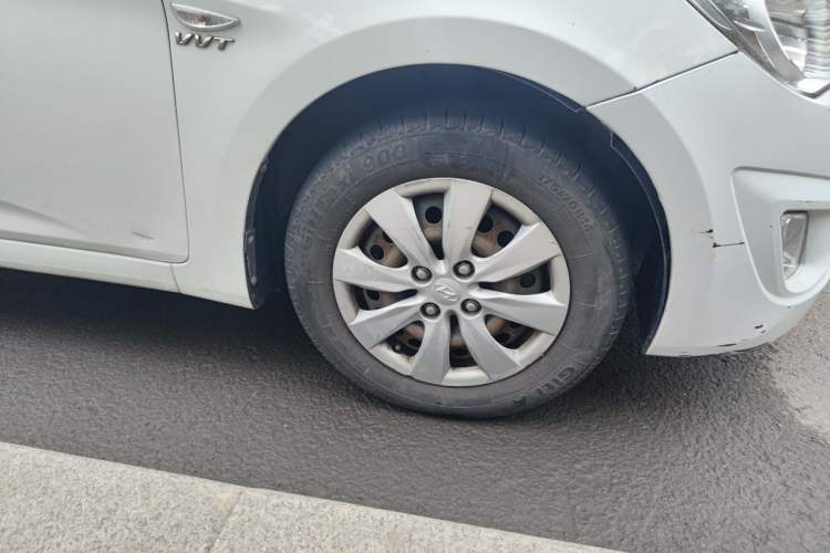 Used Hyundai Verna (older generation) 2010 Sedan 1.4L Manual Comfort GS Right Front Wheel Hub