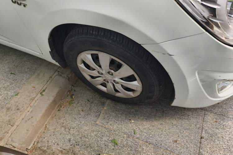 Used Hyundai Verna (older generation) 2010 Sedan 1.4L Manual Standard GL Model Right Front Wheel Hub