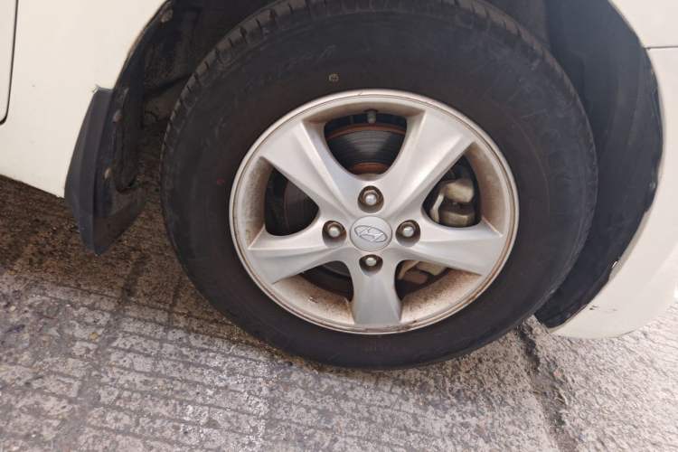 Used Hyundai Verna (older generation) 2010 Sedan 1.4L Automatic Fashionable GT Model Right Front Wheel Hub