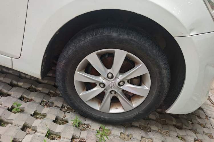 Used Hyundai Verna (older generation) 2010 Sedan 1.4L Manual Comfort GS Right Front Wheel Hub