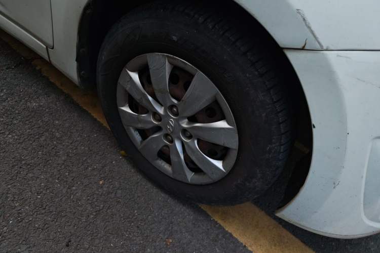 Used Hyundai Verna (older generation) 2010 Sedan 1.4L Manual Comfort GS Right Front Wheel Hub
