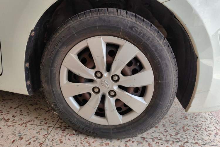 Used Hyundai Verna (older generation) 2010 Sedan 1.4L Manual Comfort GS Right Front Wheel Hub